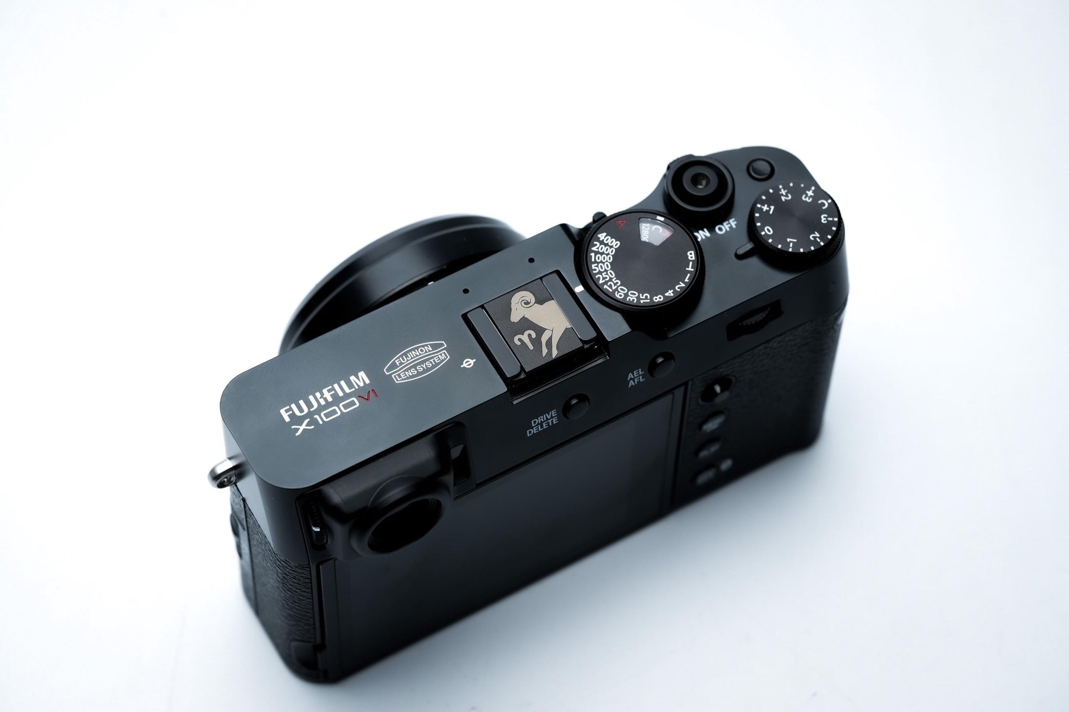 Hotshoe cover Ram sterrenbeeld – Aries symbool & gegraveerde ram – zwart aluminium flitsschoen cover voor Fujifilm X100VI, Sony, Canon