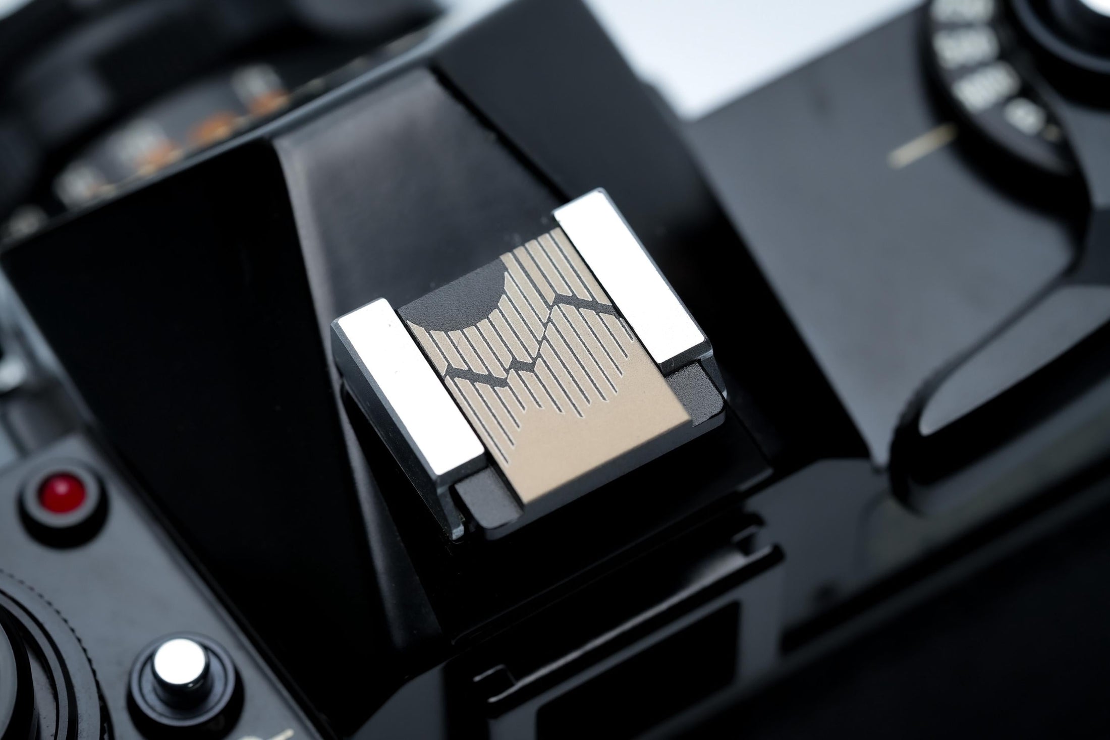 Gegraveerde hotshoe cover met berglijn-art – minimalistisch zwart aluminium camera accessoire voor Fujifilm X100VI, Sony, Nikon, Canon