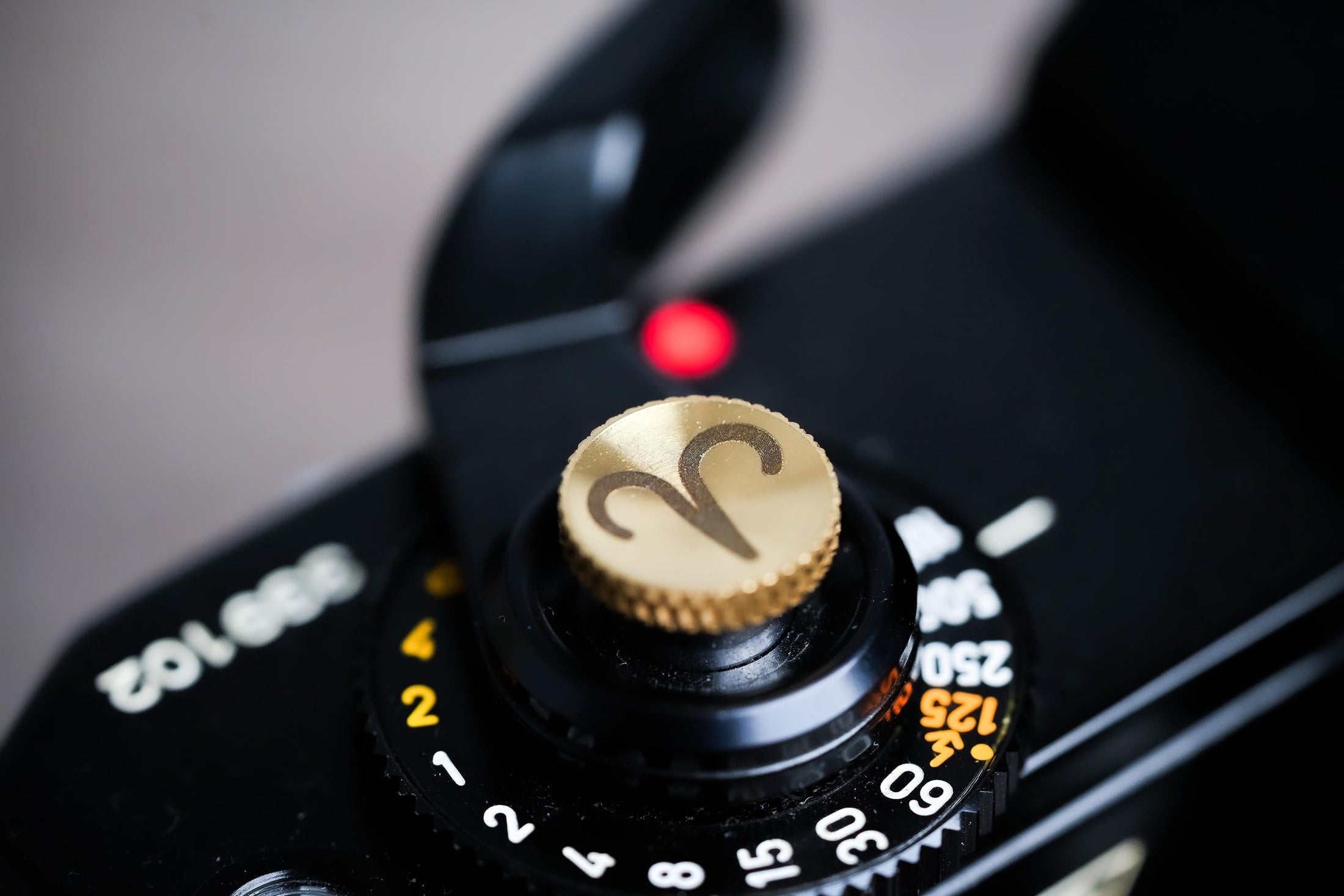 Ontspanknop sterrenbeeld Ram – Aries symbool – licht messing – gelaserd & handgemaakt