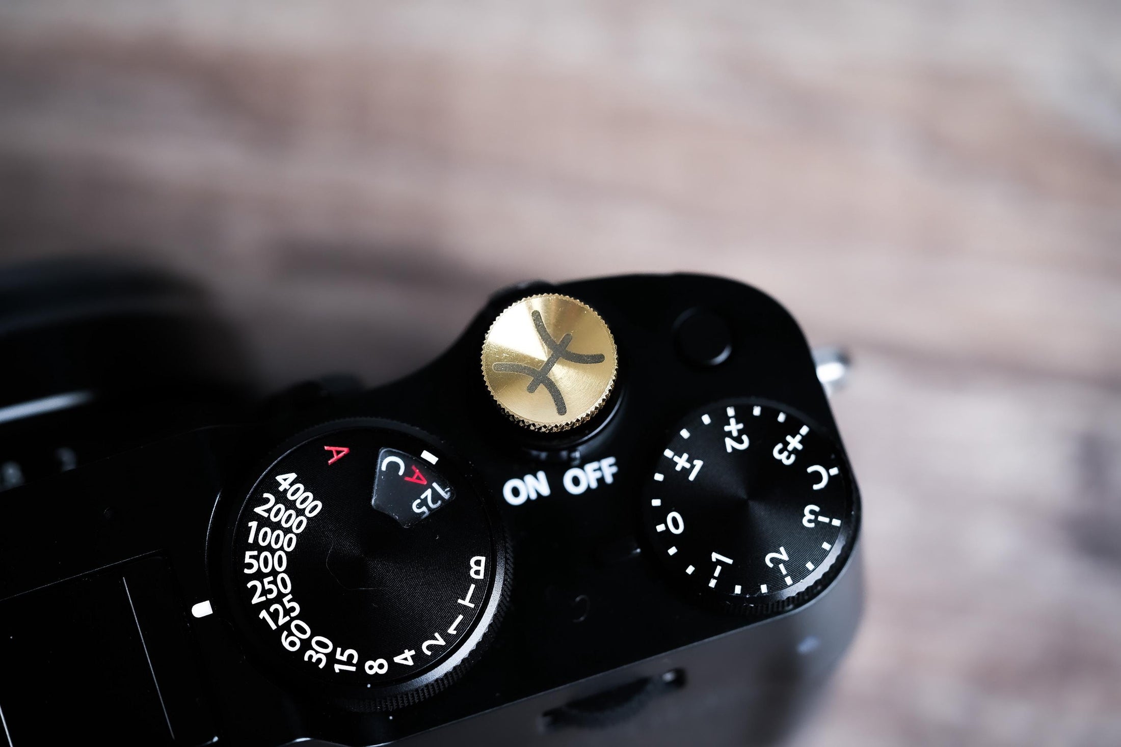 Ontspanknop sterrenbeeld Vissen – Pisces symbool – licht messing – gelaserd & handgemaakt