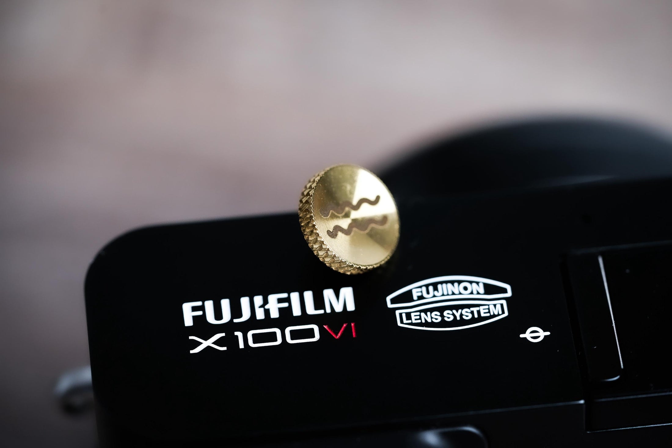 Ontspanknop sterrenbeeld Waterman – Aquarius symbool – licht messing – gelaserd & handgemaakt